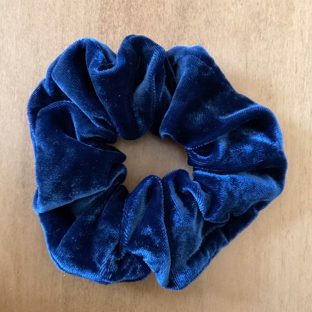 ❗️SOLD❗️Scrunchie Set of 3 - Picture 3 of 8